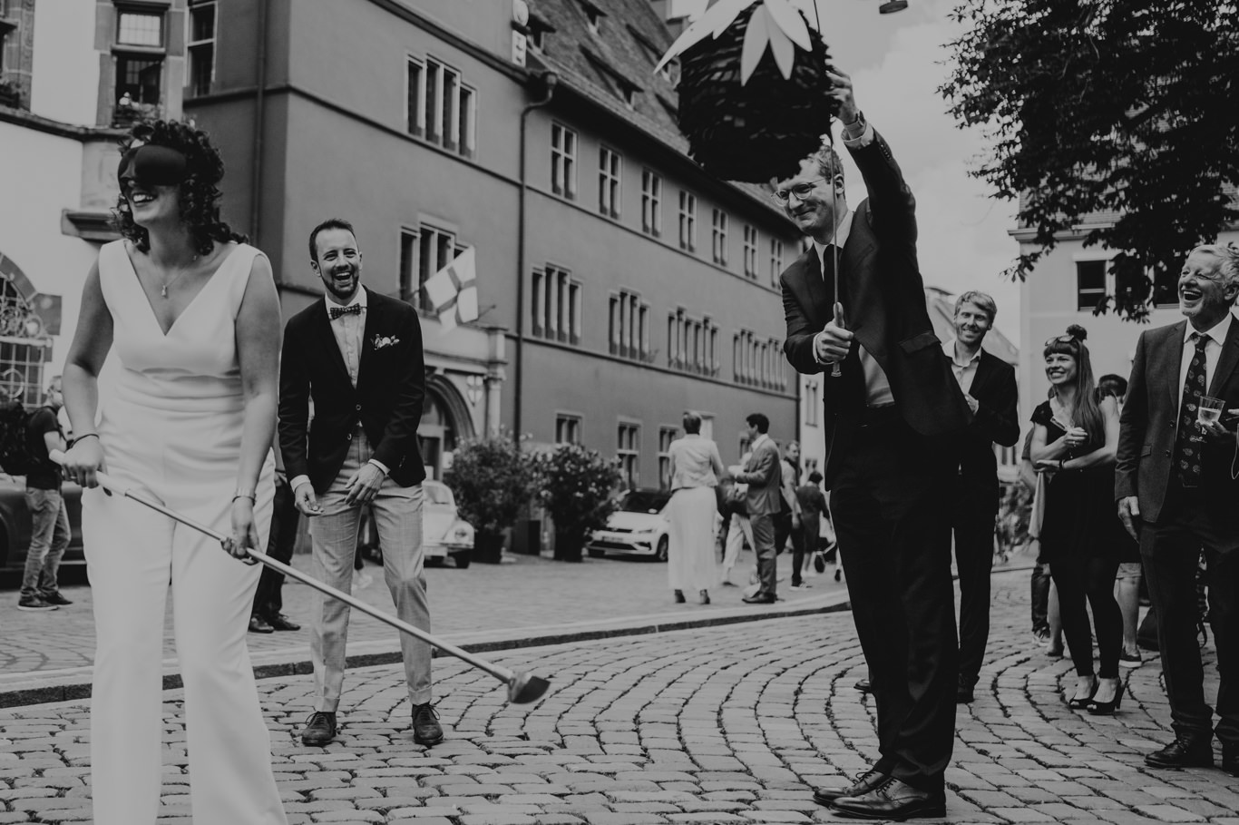 Braut lässt lachend eine Taube in die Luft steigen, Schwarzweißaufnahme