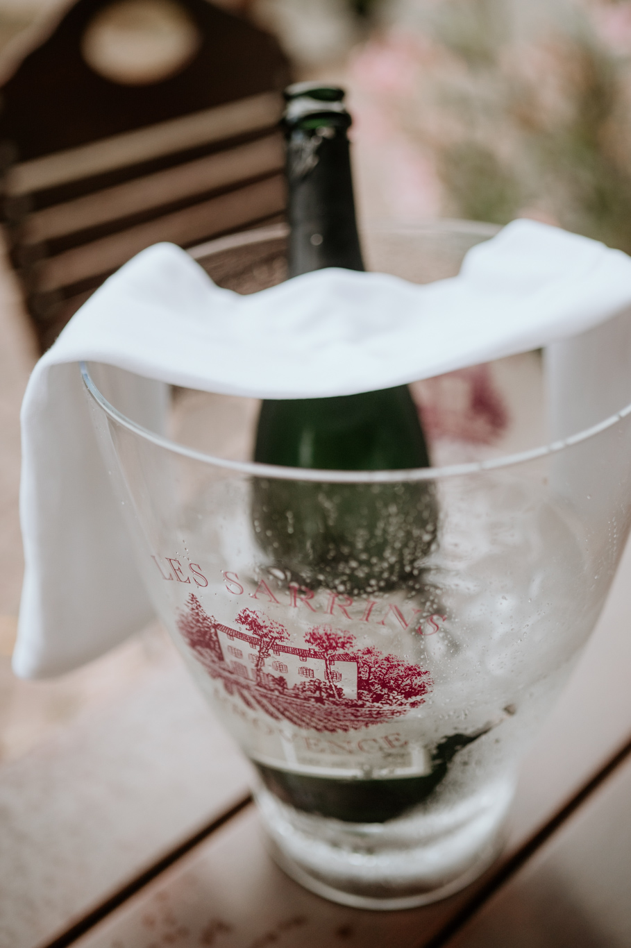 Sektflasche kühlt in einem Eiskübel auf einem Tisch