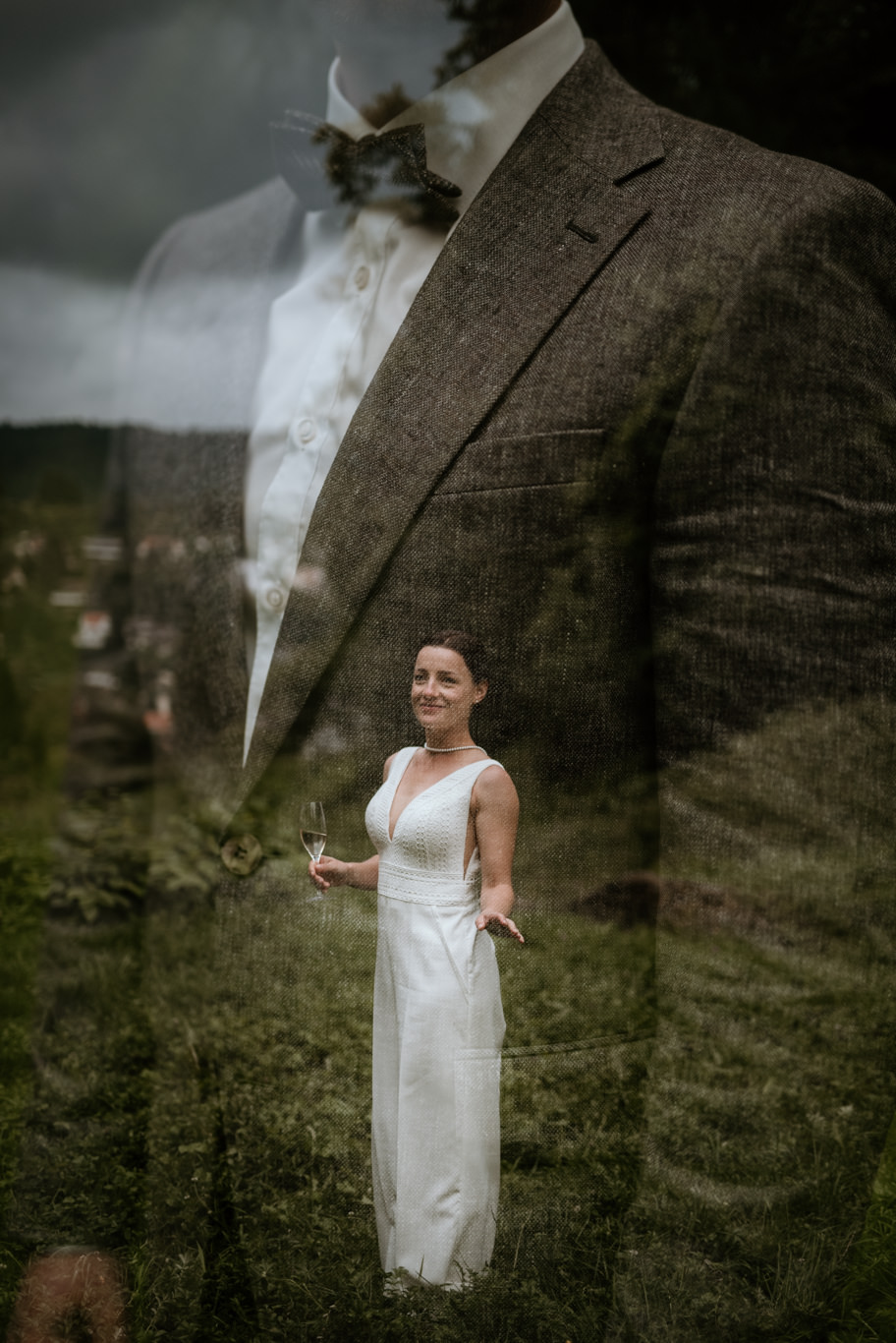 Doppelbelichtung von Anzug und Braut im Blumenkleid
