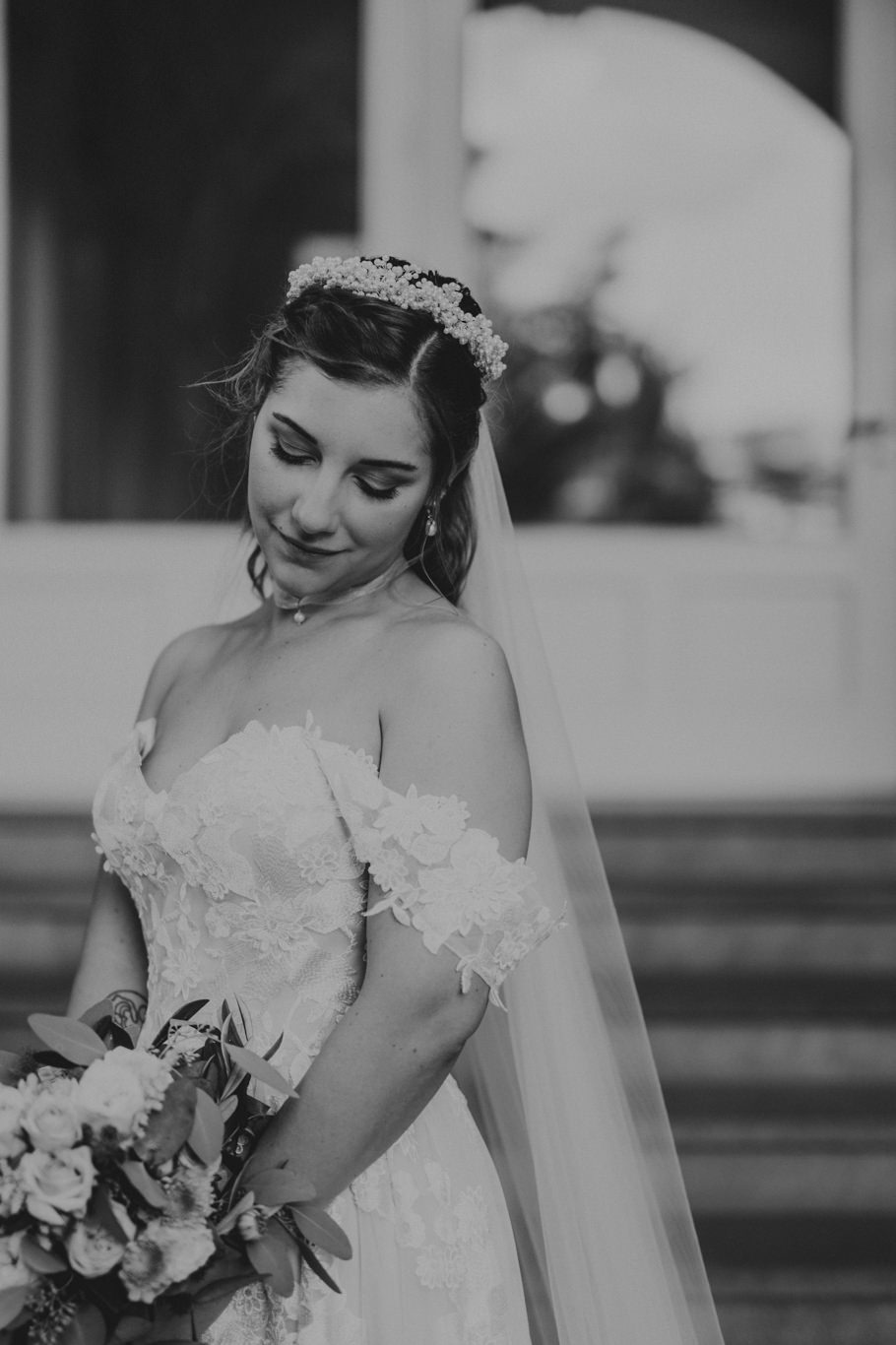 Braut mit Tiara blickt seitlich lächelnd zur Seite, Schwarzweißaufnahme