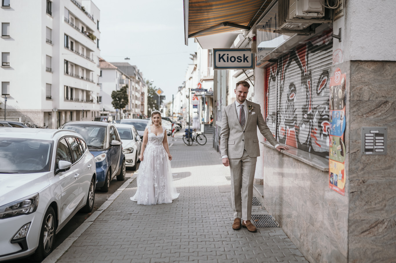 Braut geht auf den wartenden Bräutigam in der Straße zu