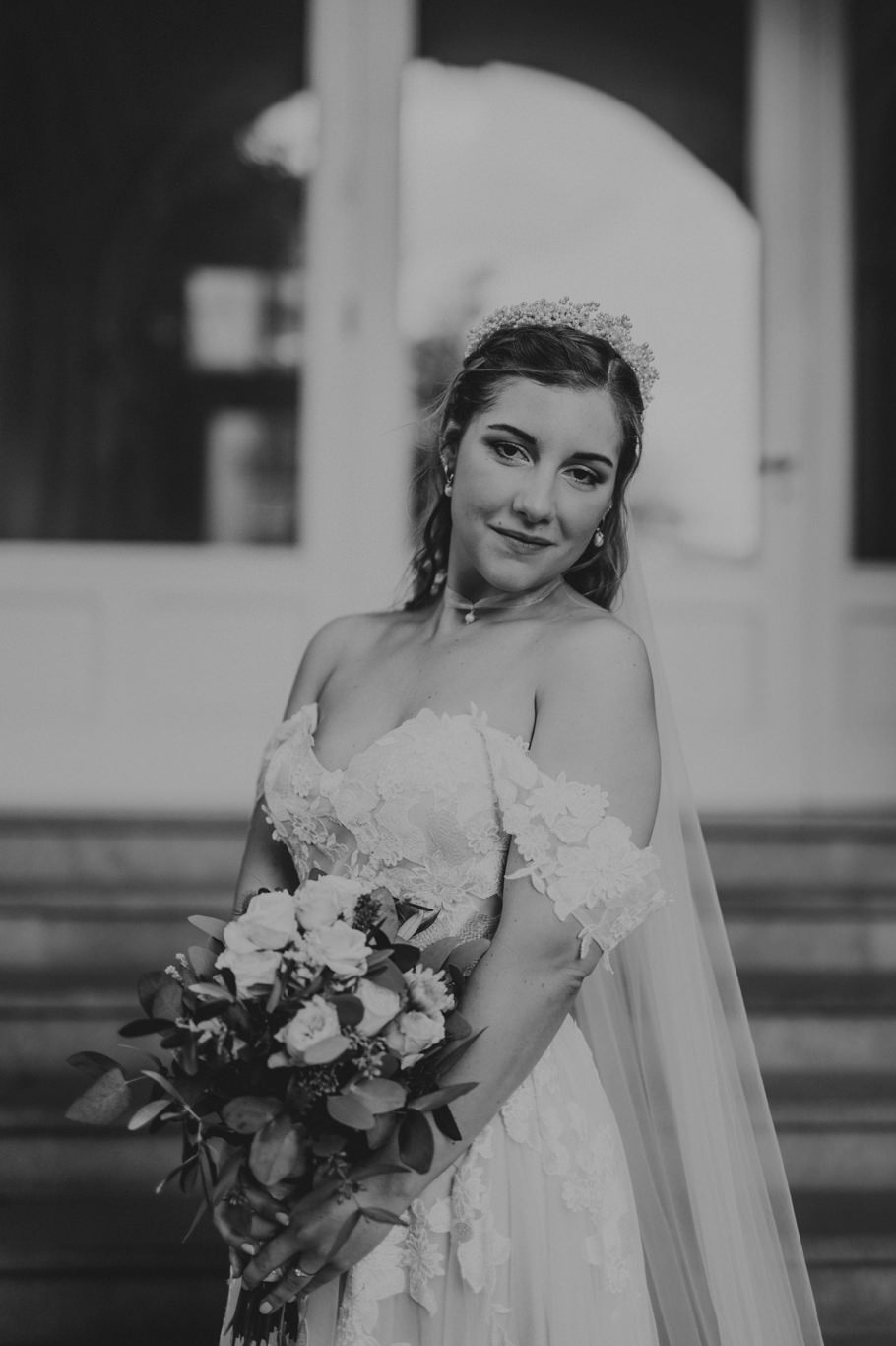 Braut mit Tiara blickt lächelnd nach unten, Schwarzweißaufnahme