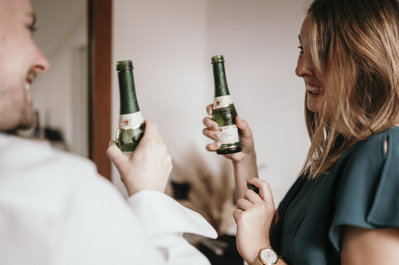 Bräutigam stößt vor der Trauung mit einer Freundin auf kleine Bierflaschen an