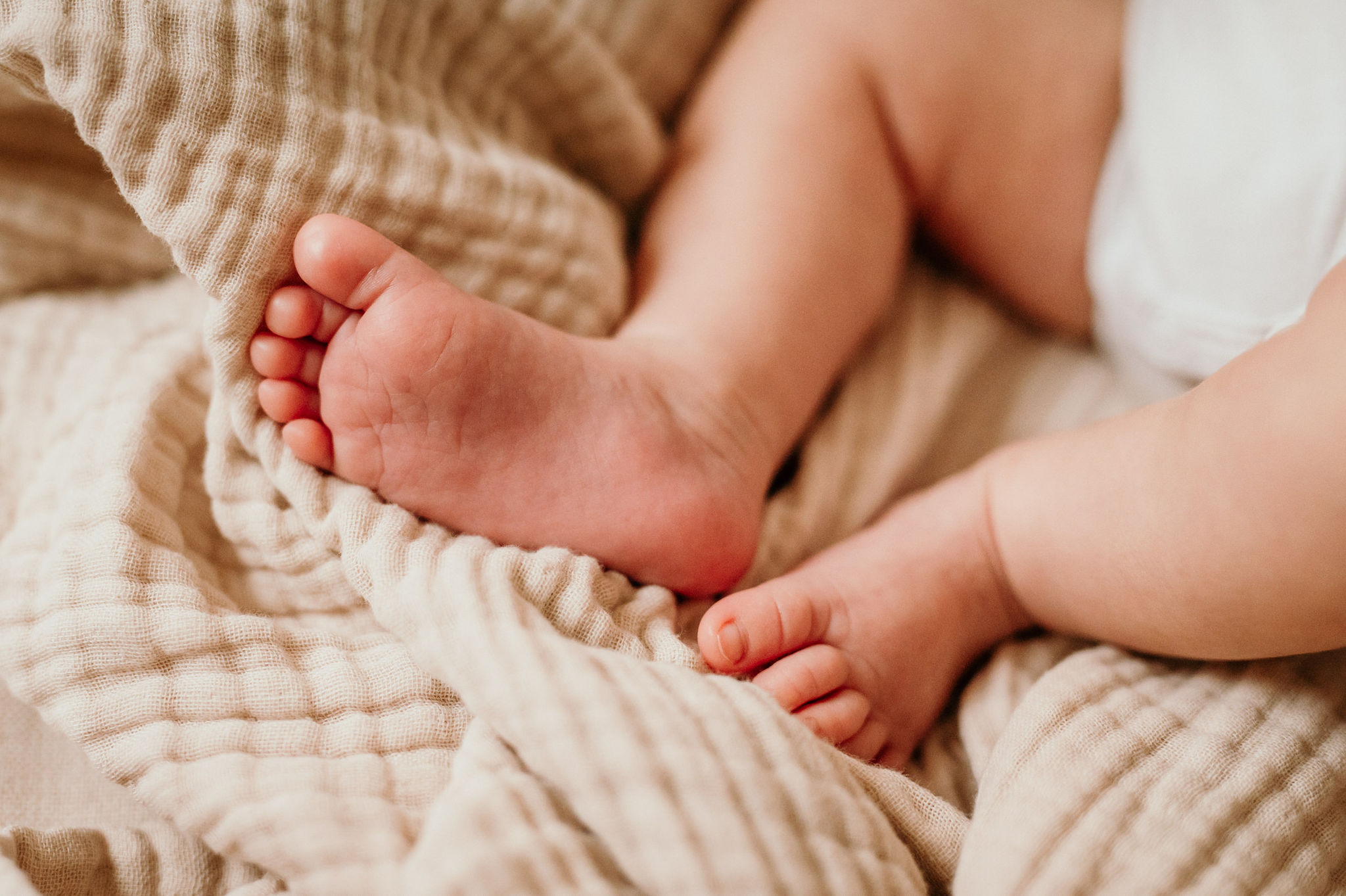 Babyfüße, aufgenommen bei Neugeborenenshooting