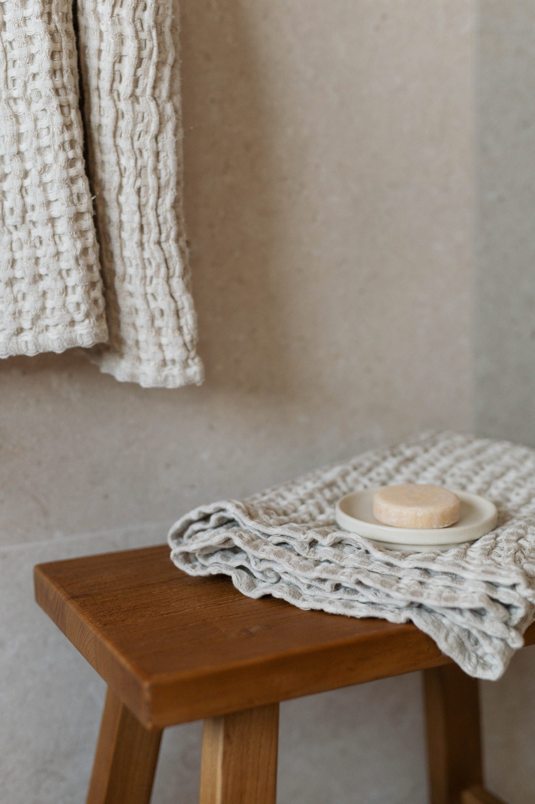Details - Handtuch Hocker Fliesen - Interiorfotografie Simone Sohl Mannheim
