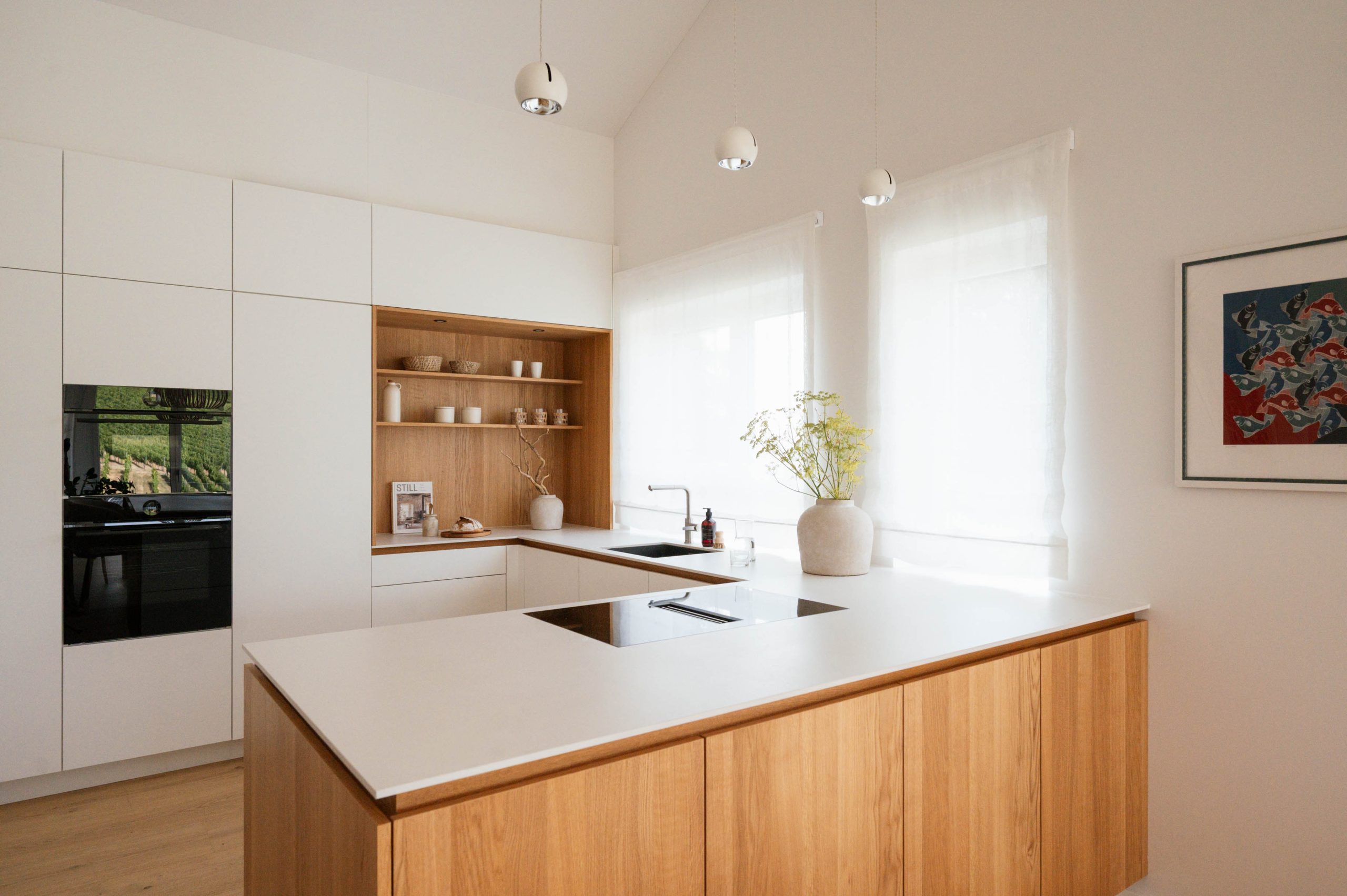 Modern und schlicht designte hochwertige Küche in Creme und Holz mit dünner Arbeitsplatte - Interior Fotografie Mannheim