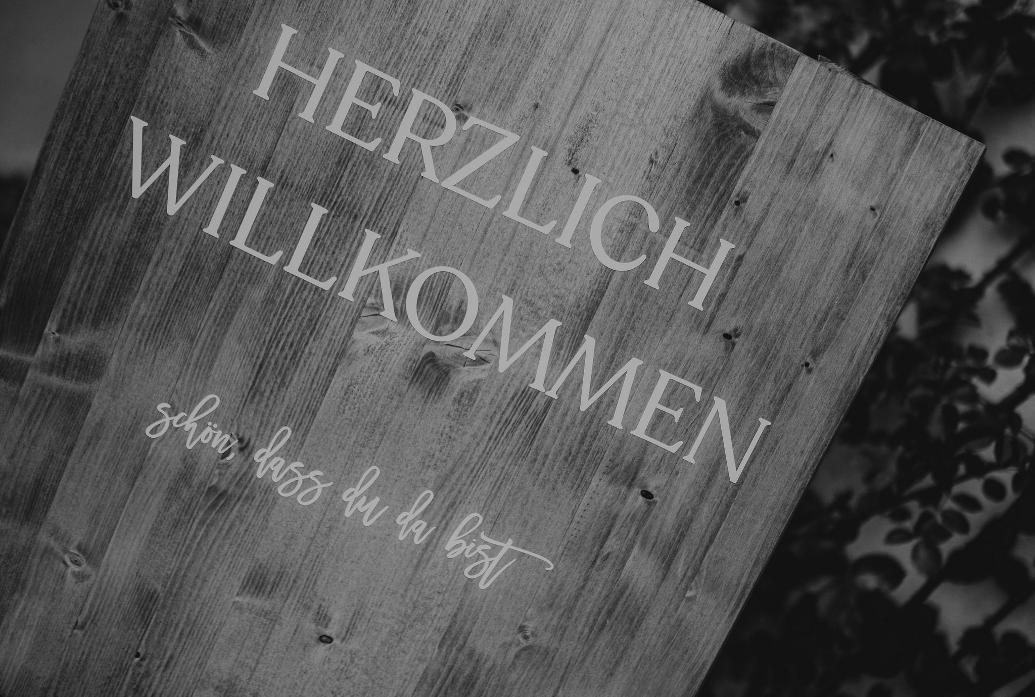 Willkommens-Schild aus Holz als Teil der Hochzeitsdekoration bei einer Hochzeit in Osthofen bei Worms