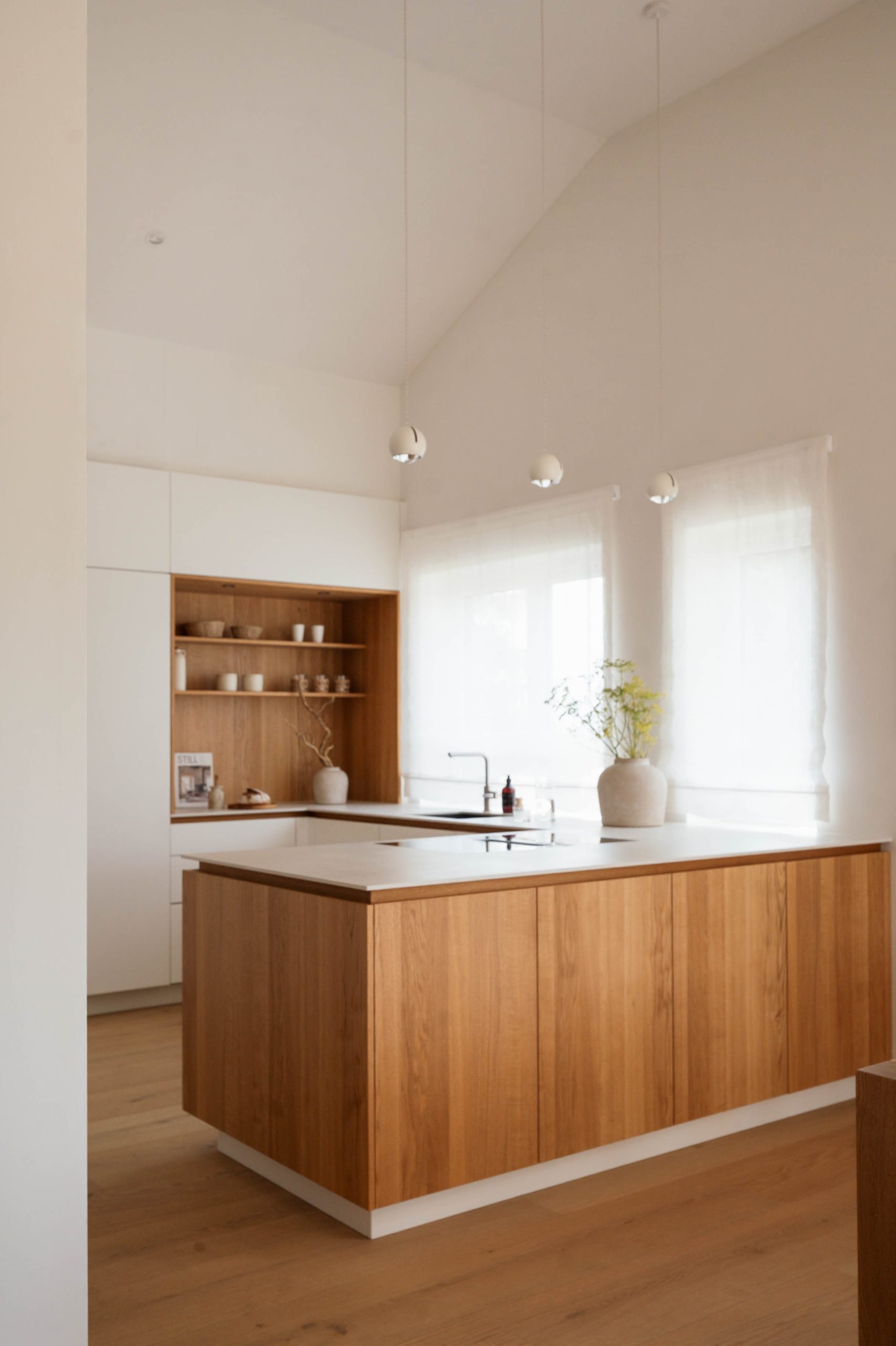 Minimalistisch designte Küche von Innenarchitektin Velmeden - Interiorfotografie Mannheim