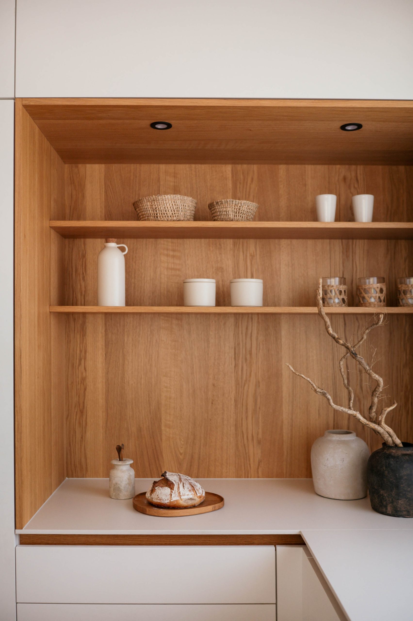 Einbauregal aus Holz in schlichter cremefarbener Küche - Interiorfotografie Heidelberg