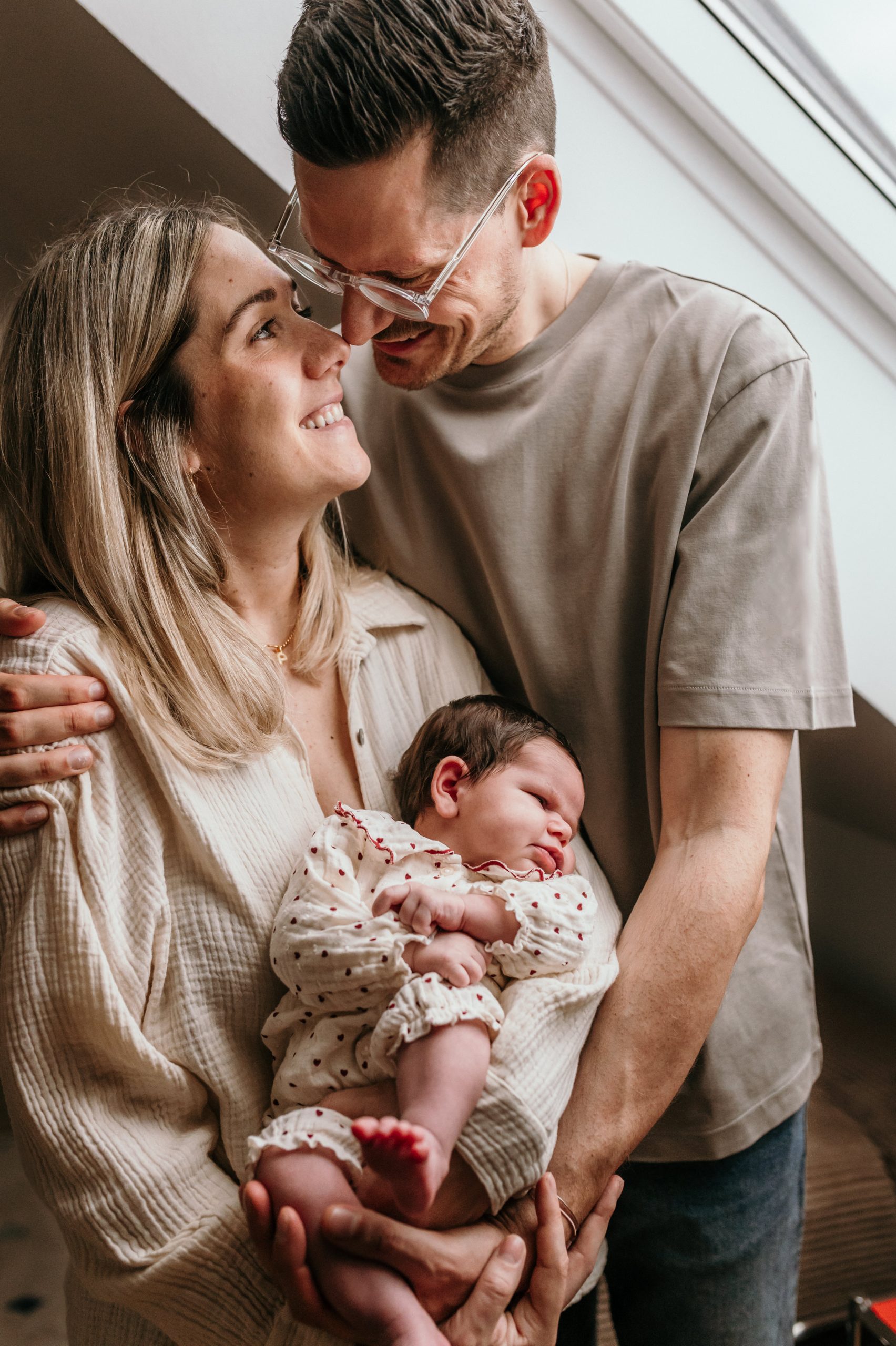 Eltern mit Baby bei Newborn Shooting
