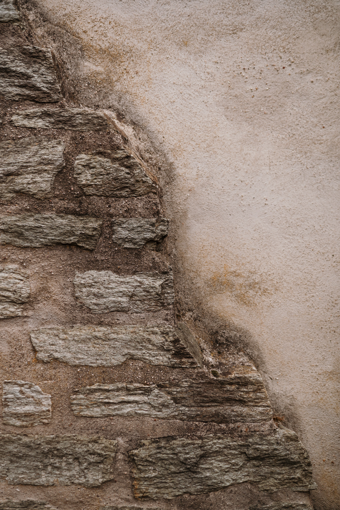 Nahaufnahme einer Steinmauer mit verputzter Fläche