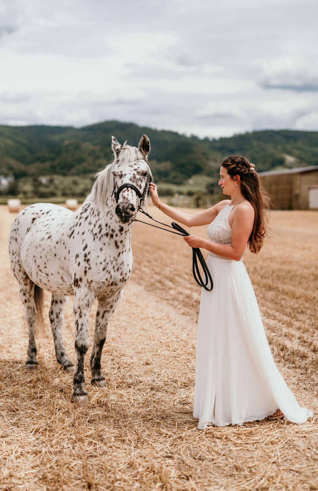 Braut mit Pferd bei Hochzeitsshooting