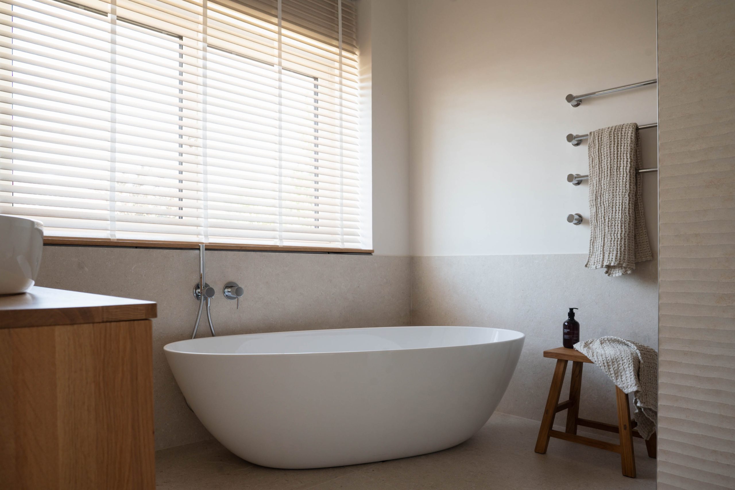 Freistehende Badewanne in minimalistisch gestaltetem Bad - Interior-Fotografie Mannheim