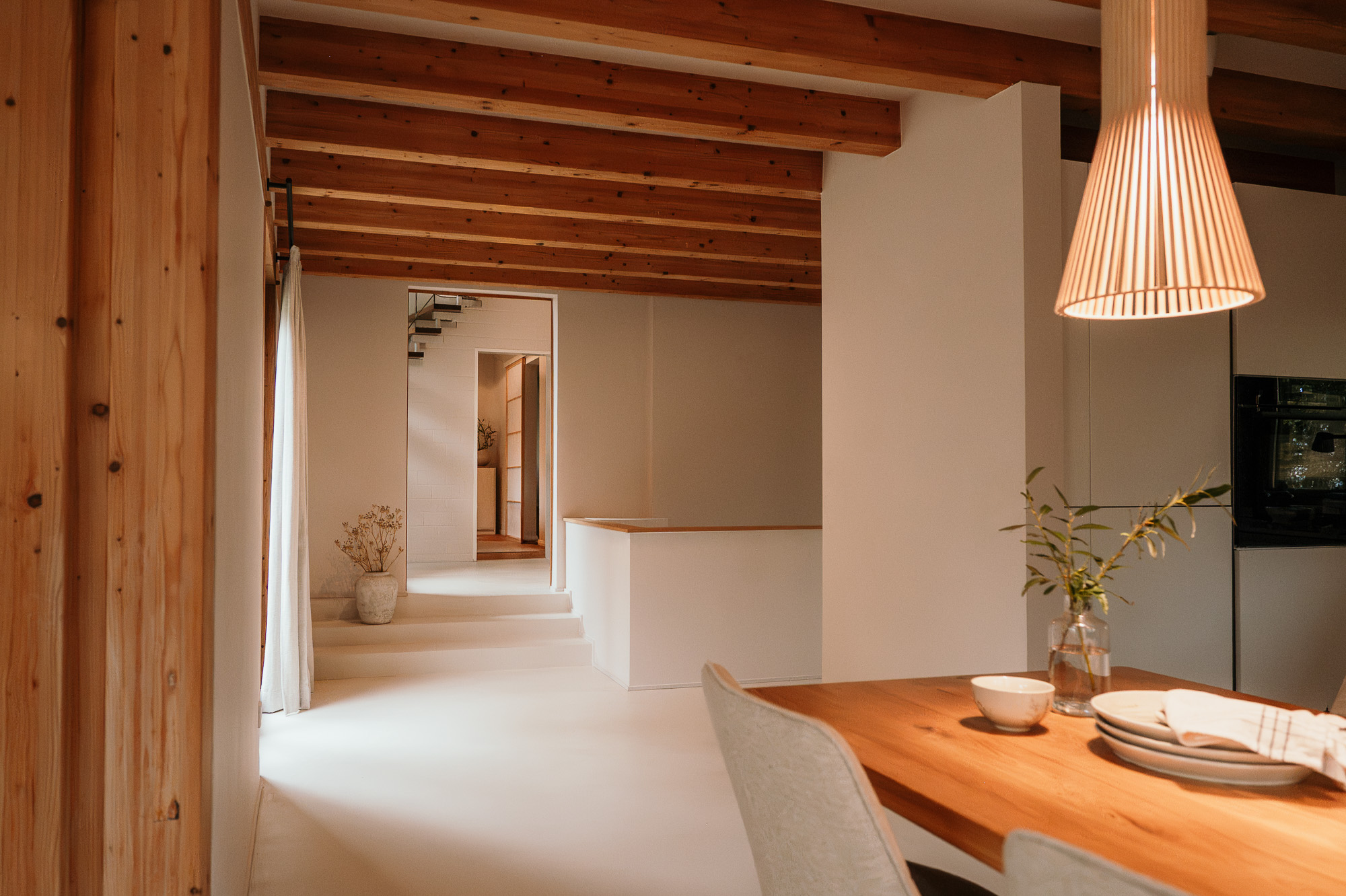 Küche, Flur und Treppenhaus gestaltet von Innenarchitektin Martina Velmeden und fotografiert von Simone Sohl