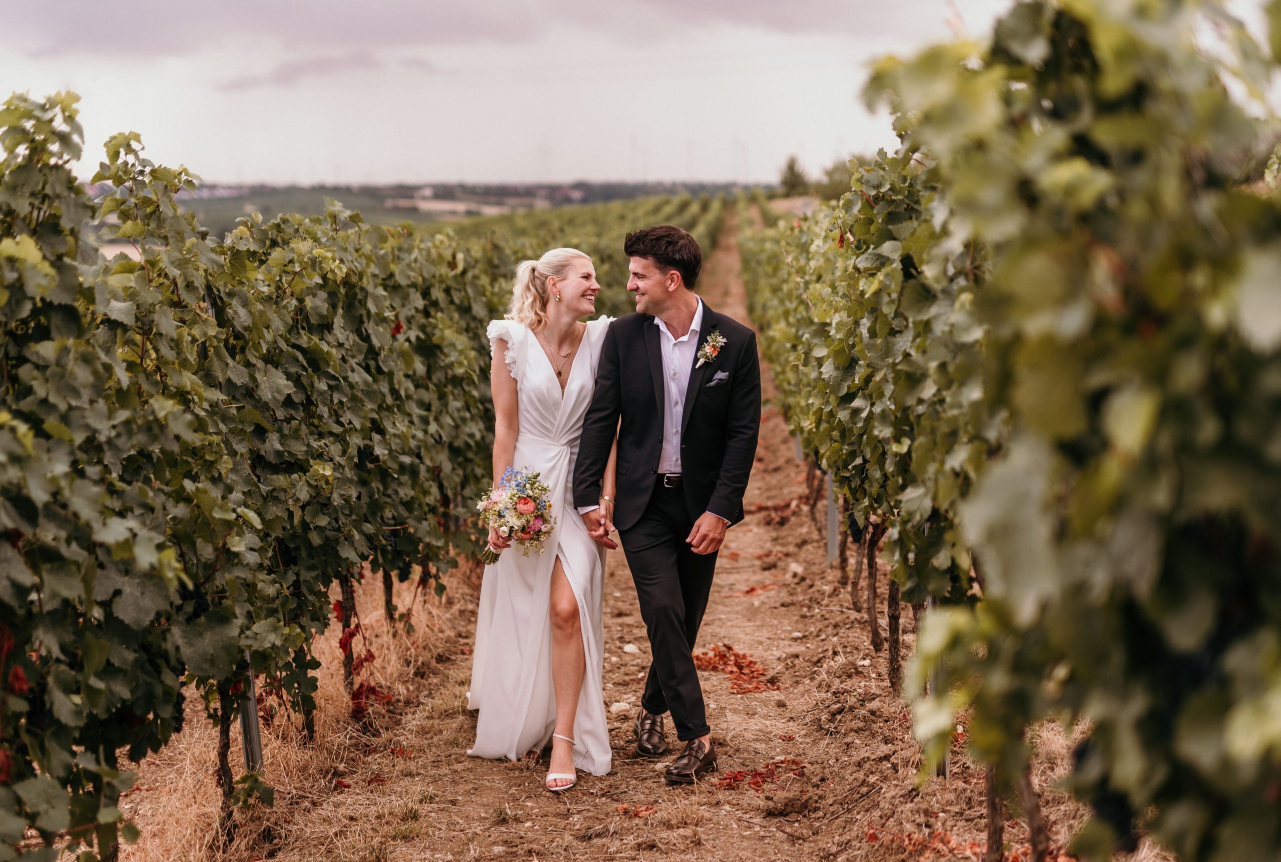 Brautpaar in den Weinbergen bei Osthofen bei Hochzeit im Weingut Karl May
