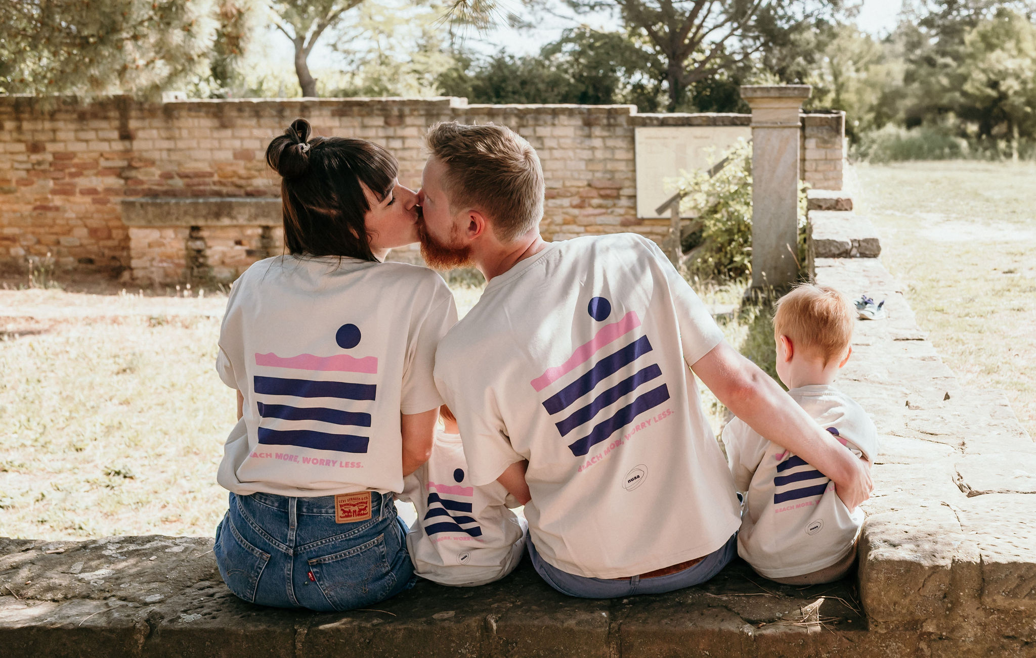 Familie ist von hinten zu sehen mit matching Shirts bei Familienshooting in Bad Dürkheim im Sonnenschein