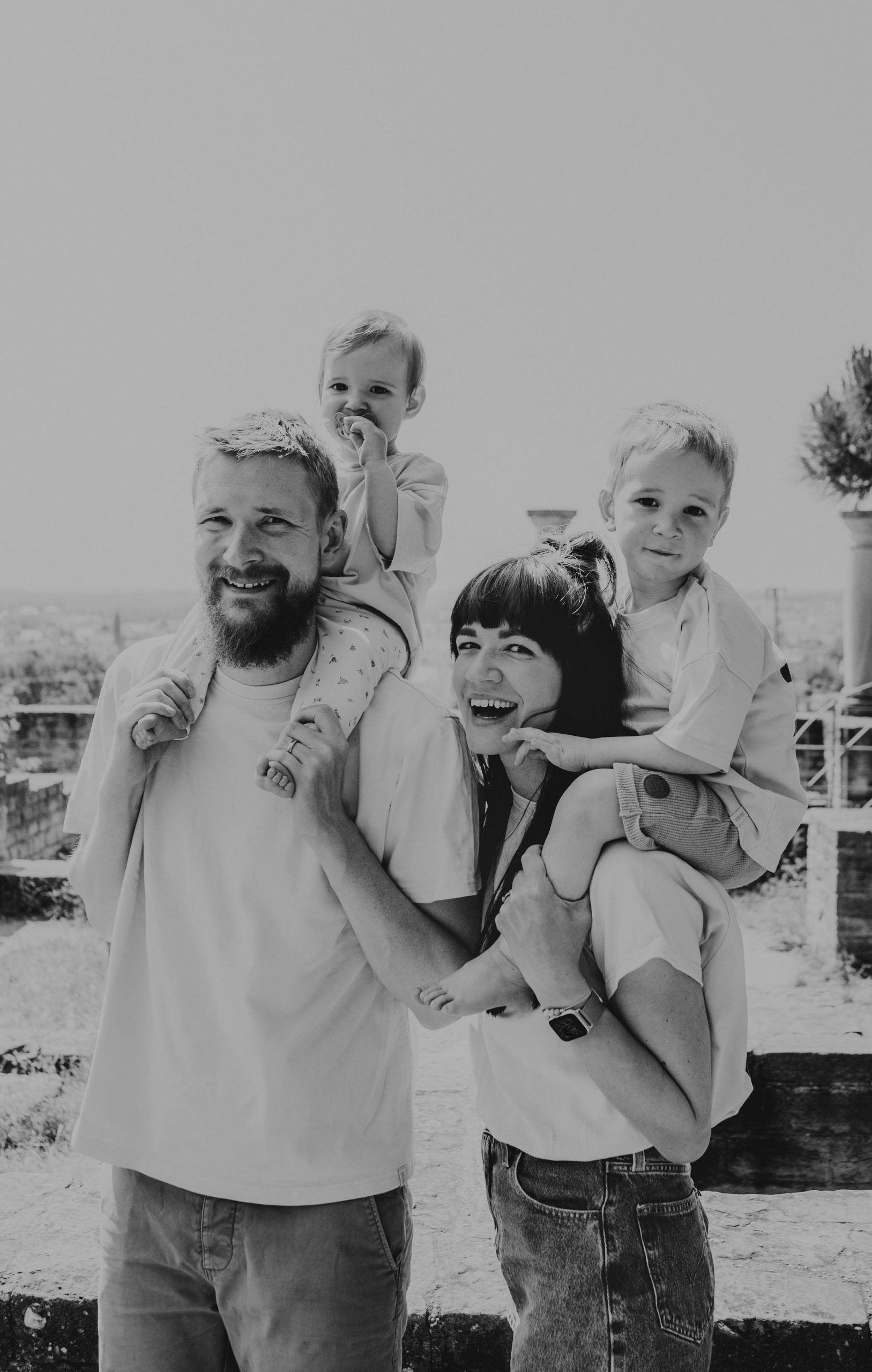 Familie glücklich lachend bei Familienfotografie in Bad Dürkheim im Sonnenschein in Schwarz-Weiß