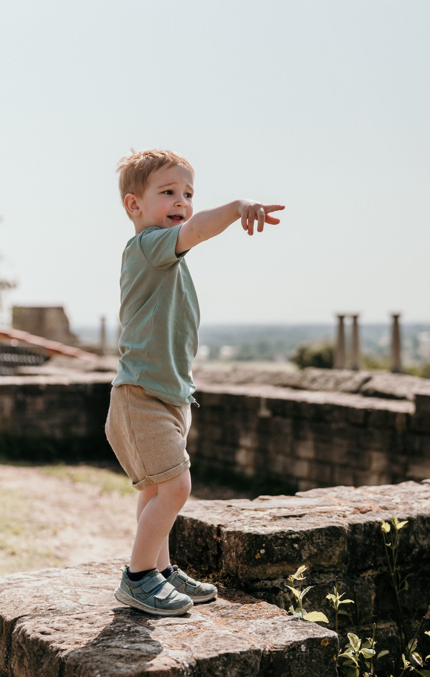 Kleinkind bei Familienshooting in Bad Dürkheim im Sonnenschein