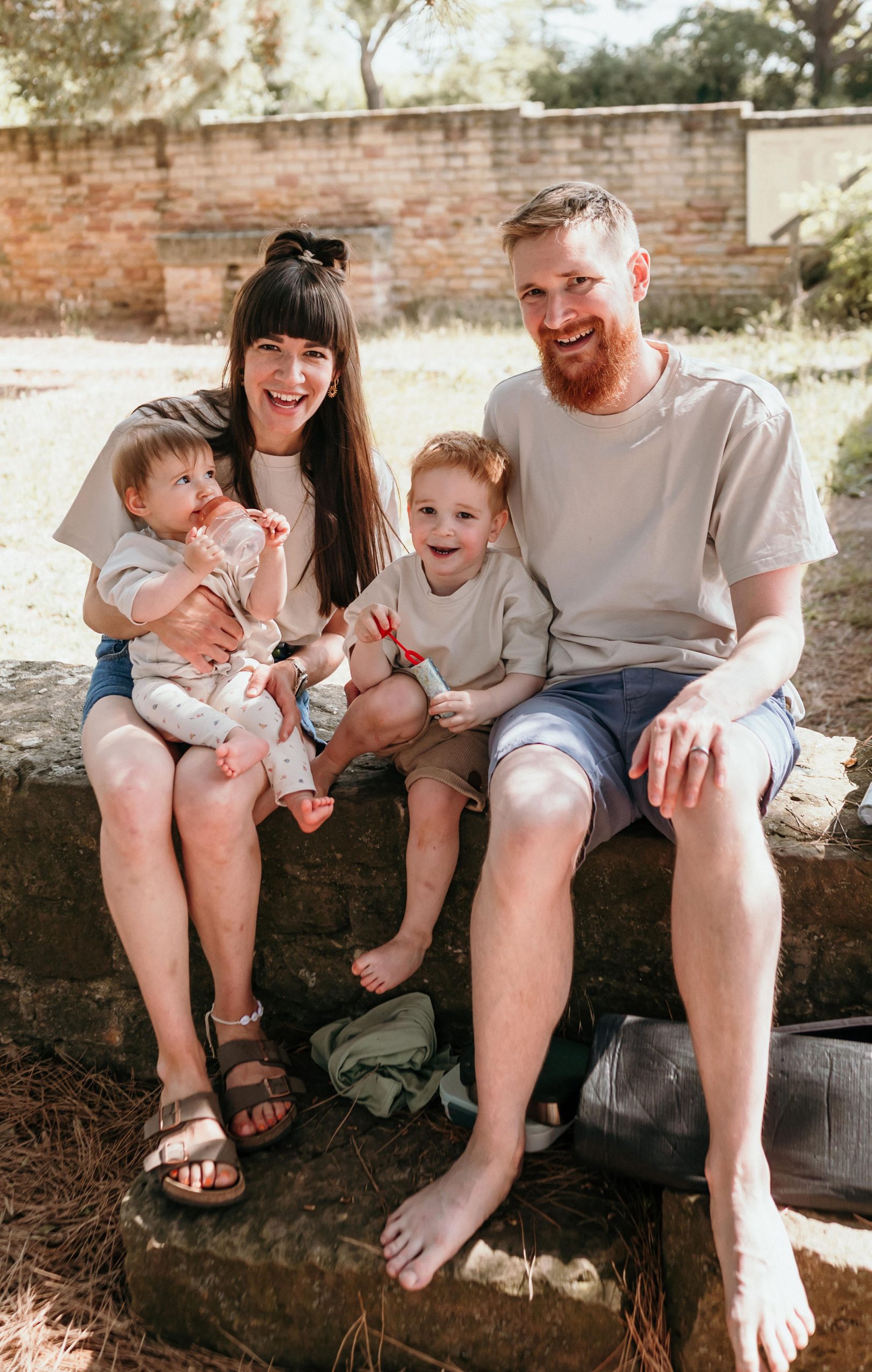 Familienbild bei Familienshooting in Bad Dürkheim im Sonnenschein