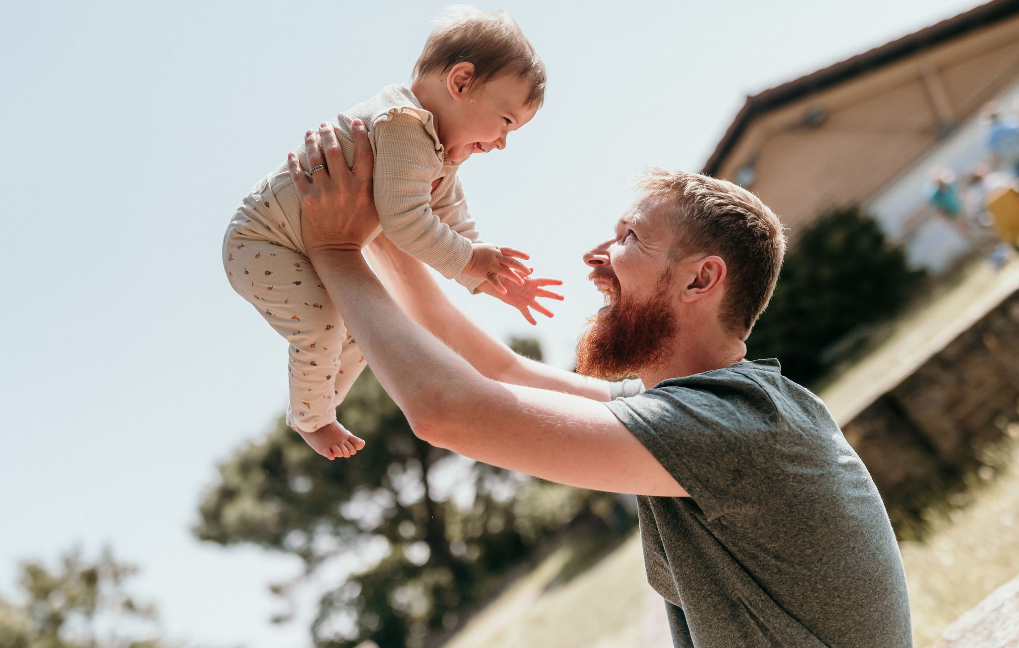 Papa wirft Kleinkind bei Familienshooting in Bad Dürkheim im Sonnenschein in die Luft