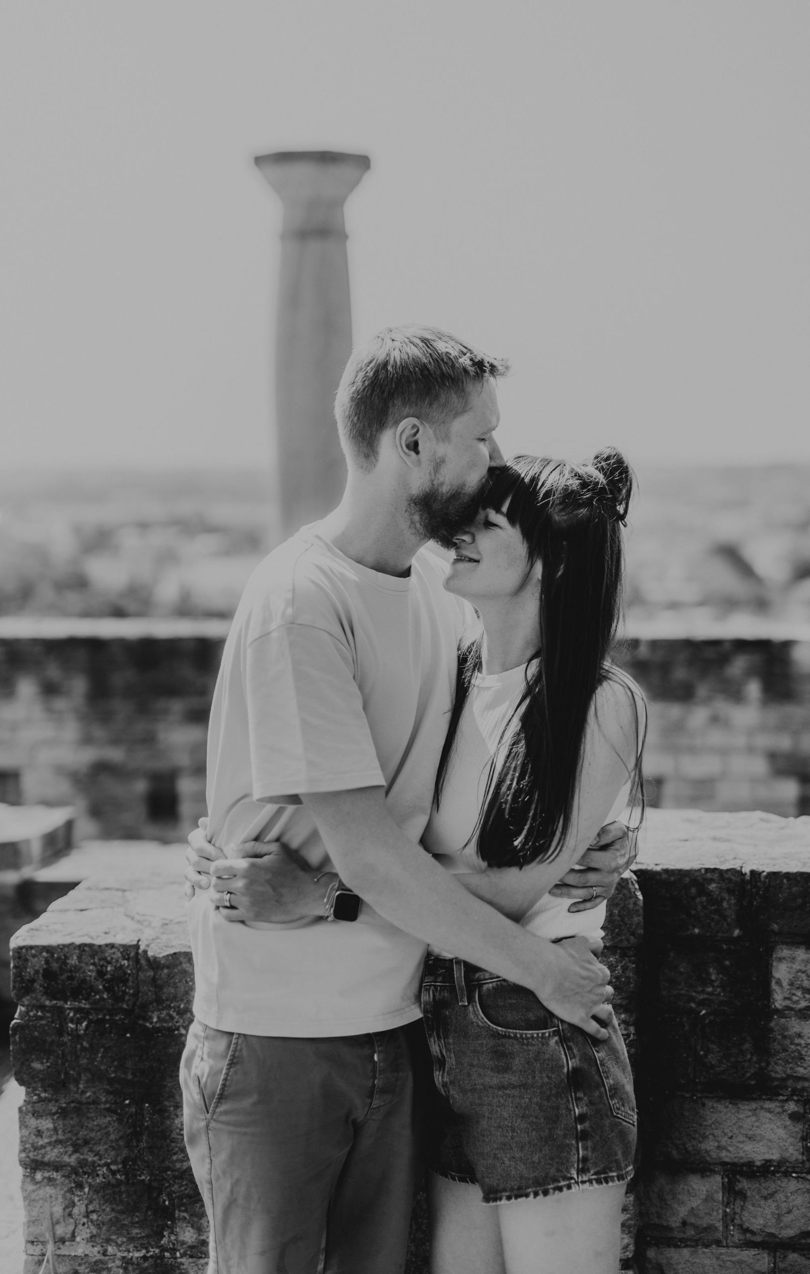 Eltern kuscheln bei Familienfotografie in Bad Dürkheim im Sonnenschein in schwarz weiss