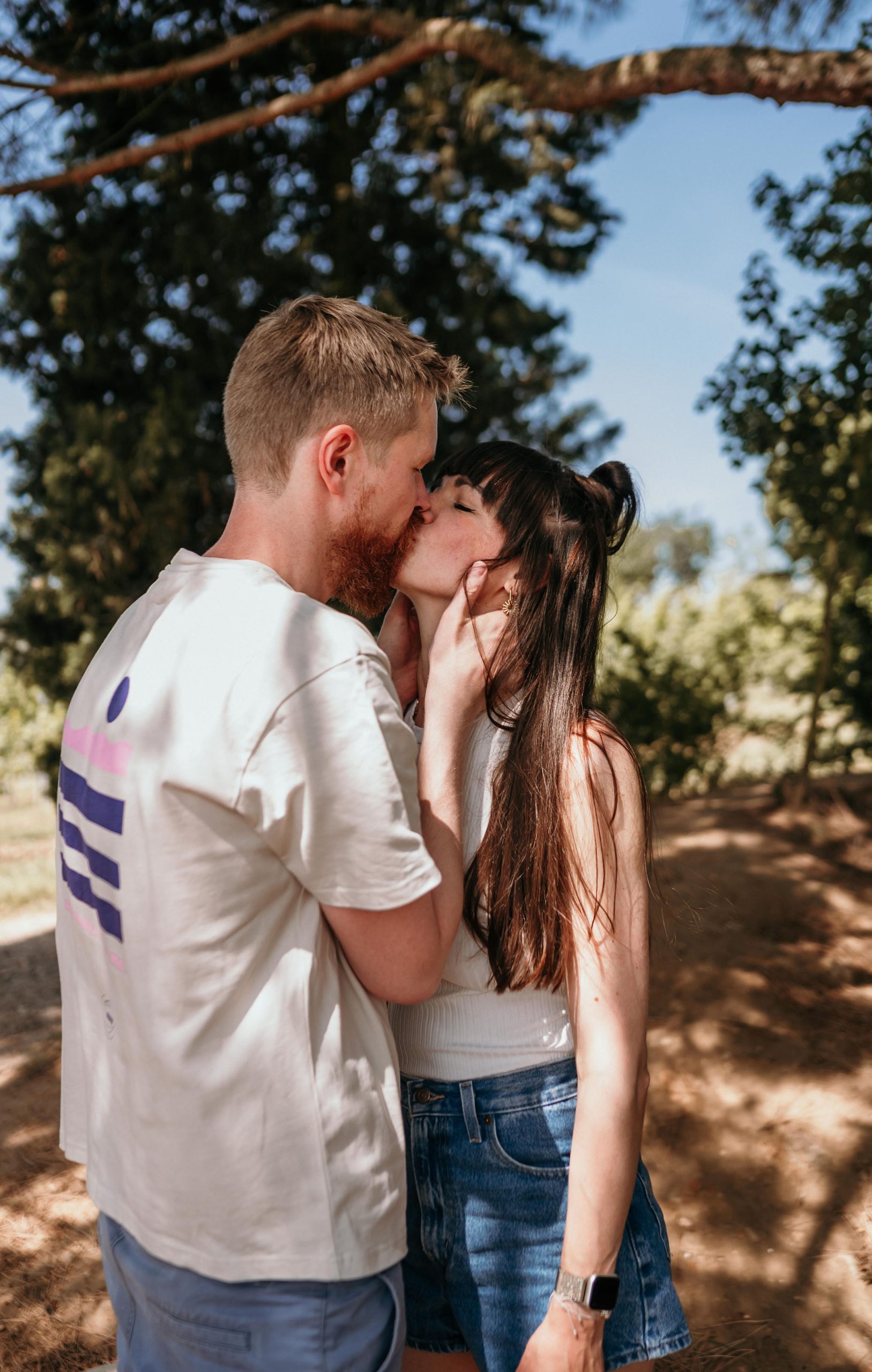 Sich küssendes Paar bei Familienfotografie in Bad Dürkheim im Sonnenschein